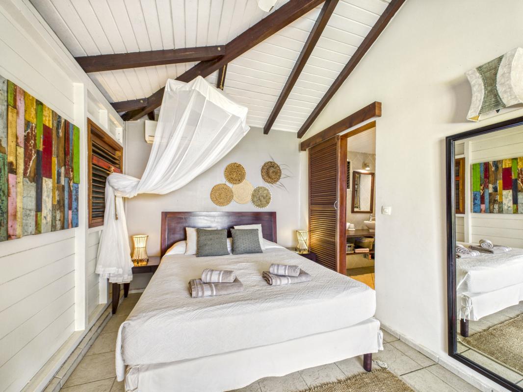 18.Location Villa piscine Deshaies Guadeloupe_Chambre 1 vue mer